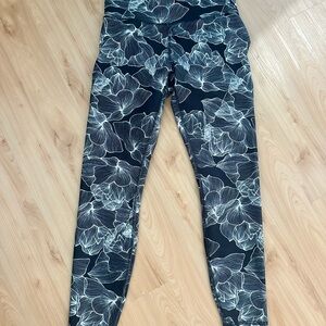 Balance Collection Woman Leggings in Black and White Floral